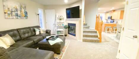 TV connectée, cheminée, livres