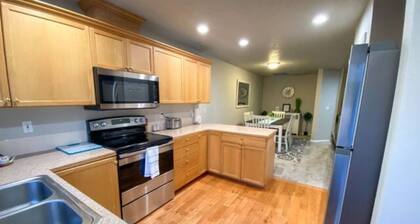 Boise Avenue Getaway, Parking for 2, yard, 3BD/3B!