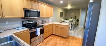 Boise Avenue Getaway, Parking for 2, yard, 3BD/3B!