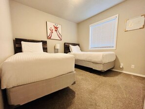 3 Schlafzimmer, Schreibtisch, Bügeleisen/Bügelbrett, Reisekinderbett