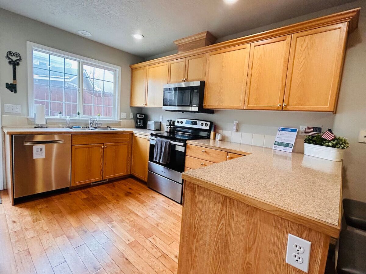 冷蔵庫、電子レンジ、オーブン、コンロ