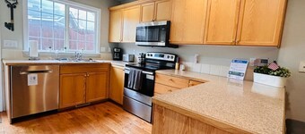 Boise Avenue Getaway, Parking for 2, yard, 3BD/3B!