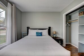 3 Schlafzimmer, Schreibtisch, Bügeleisen/Bügelbrett, Reisekinderbett