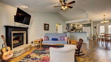 Älytelevisio, takka, kirjoja