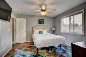 3 bedrooms, desk, iron/ironing board, travel crib