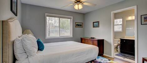 3 chambres, bureau, fer et planche à repasser, lit parapluie