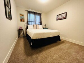 3 bedrooms, desk, iron/ironing board, free WiFi