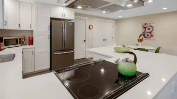 Frigorifero, microonde, forno, piano cottura