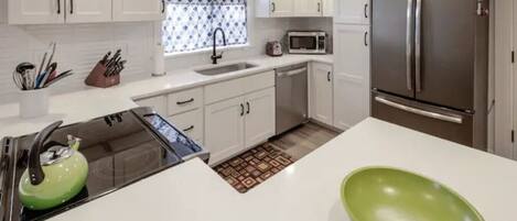 Refrigerador, microondas, horno, placa de cocina