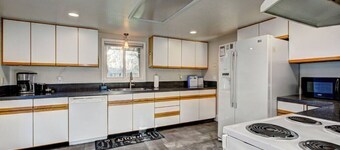 Little Blue Bungalow Pet Friendly, Fenced Yard!