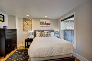 1 habitación, escritorio, tabla de planchar con plancha y cuna de viaje