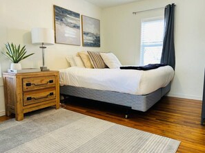 2 sovrum, skrivbord, strykjärn/strykbräda och resesäng