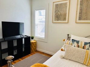 2 chambres, bureau, fer et planche à repasser, lit de bébé portatif