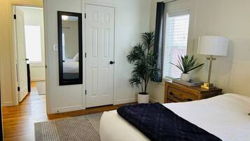 2 slaapkamers, een bureau, een strijkplank/strijkijzer, reisbedje