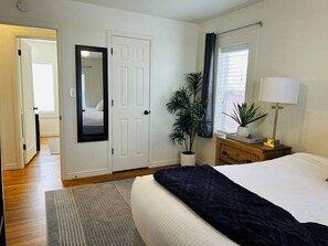 2 Schlafzimmer, Schreibtisch, Bügeleisen/Bügelbrett, Reisekinderbett