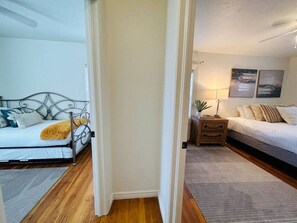 2 chambres, bureau, fer et planche à repasser, lit parapluie