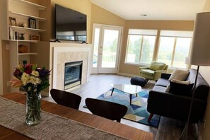 Smart-TV, Kamin, Bücher