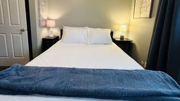 2 chambres, bureau, fer et planche à repasser, lit parapluie