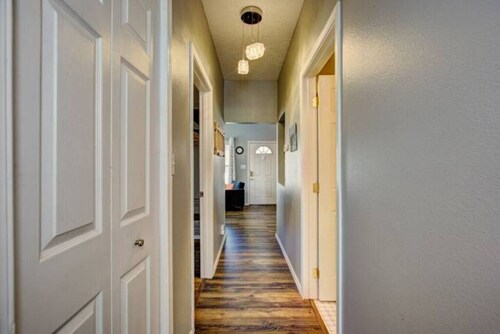 Red Door Cottage: Ski, Hike, Bike, Shop, Eat!