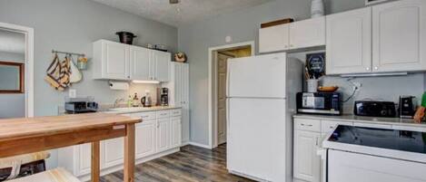 Frigorifero, microonde, forno, piano cottura