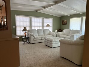 Smart-TV, Kamin, Bücher