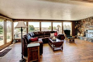 Televisor intel·ligent, llar de foc i llibres 