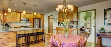 Frigorífic, microones, forn i placa de cuina