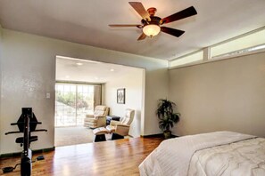 5 عدّة غرف نوم ومكتب ومكواة/لوح كي وسرير سفر