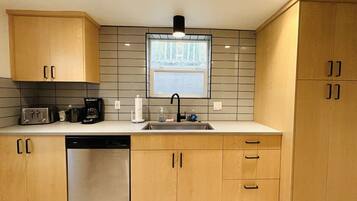 Een koelkast, een microgolfoven, een oven, een kookplaat