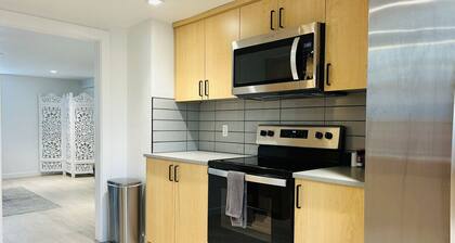 Modern Downstairs North End Bungalow in Hyde Park