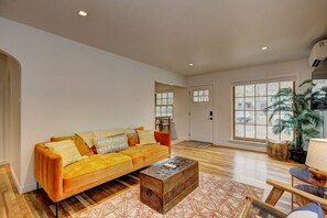 تلفزيون ذكي، مدفأة، كُتُب