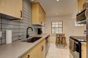 ثلاجة، ميكروويف، فرن، موقد طهي مسطح