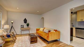 Smart TV, caminetto, libri