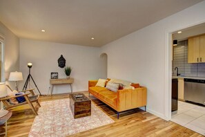 Smart-TV, Kamin, Bücher