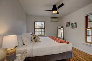 1 Schlafzimmer, Schreibtisch, Bügeleisen/Bügelbrett, Reisekinderbett