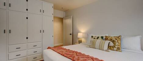 1 chambre, bureau, fer et planche à repasser, lit parapluie