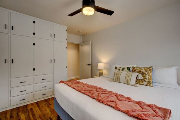 1 Schlafzimmer, Schreibtisch, Bügeleisen/Bügelbrett, Reisekinderbett