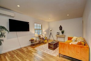 تلفزيون ذكي، مدفأة، كُتُب