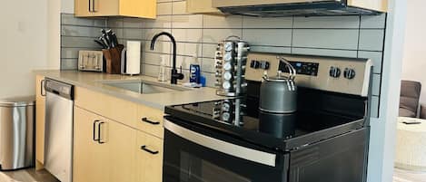 ثلاجة، ميكروويف، فرن، موقد طهي مسطح