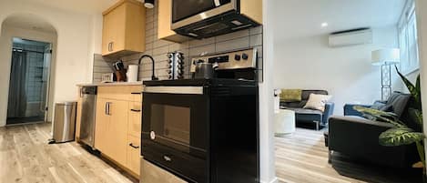 Frigorífico, microondas, horno y placa de cocina