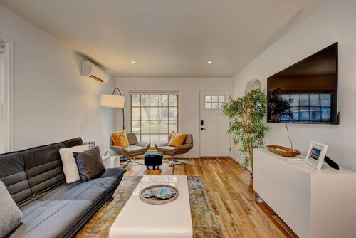 Newly Renovated in Hyde Park: Parking +Laundry