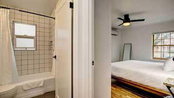 1 camera, una scrivania, ferro/asse da stiro, culla da viaggio