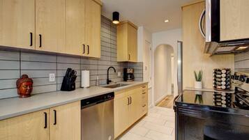 Frigorifero, microonde, forno, piano cottura