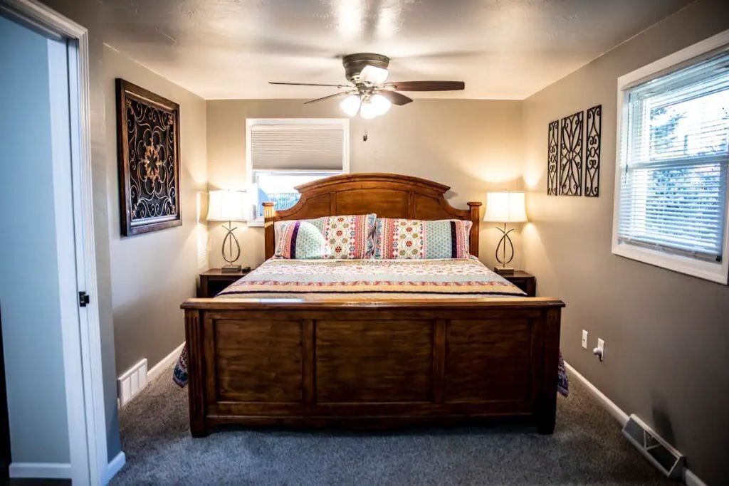 3 slaapkamers, een bureau, een strijkplank/strijkijzer, reisbedje