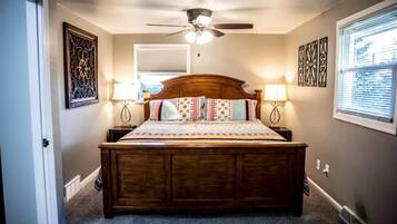 3 slaapkamers, een bureau, een strijkplank/strijkijzer, reisbedje