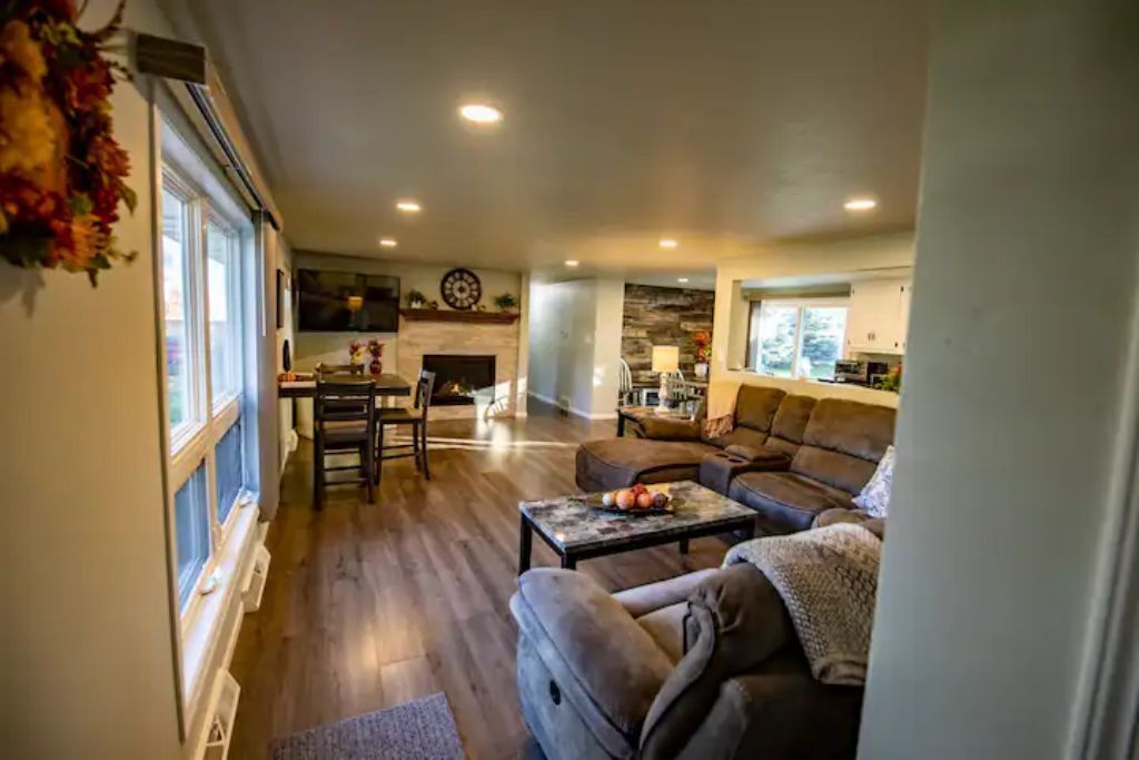 Smart-tv, eldstad, dvd-spelare och datorskärmar