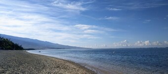 Apartment with spacious terrace in the fishing village of l'Ermitage