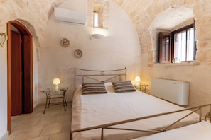 Unclassified image, 4 of 35, button - Puglia Paradise - JUST FOR TW0 - 10x5m PRIVATE POOL, Air-Con in the countryside (Martina Franca)