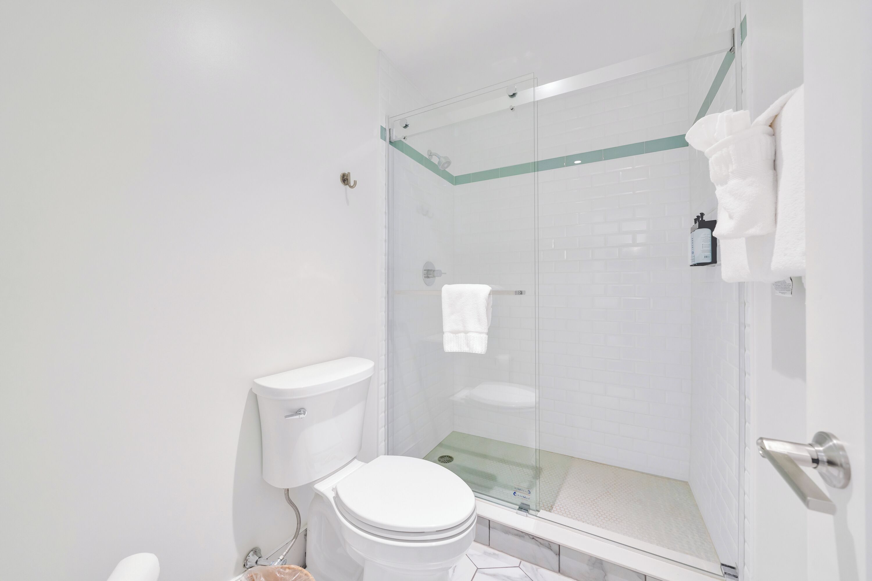 Un baño moderno con ducha acristalada, inodoro y bañera.