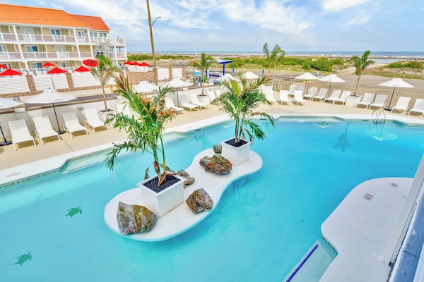 Seasonal outdoor pool, open 9:00 AM to 8:00 PM, cabanas (surcharge)